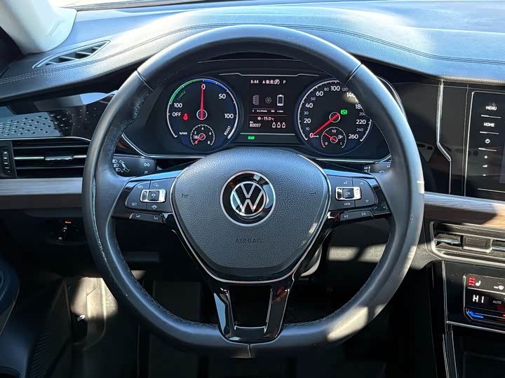 Photo 7 - Volkswagen Passat Hybrid