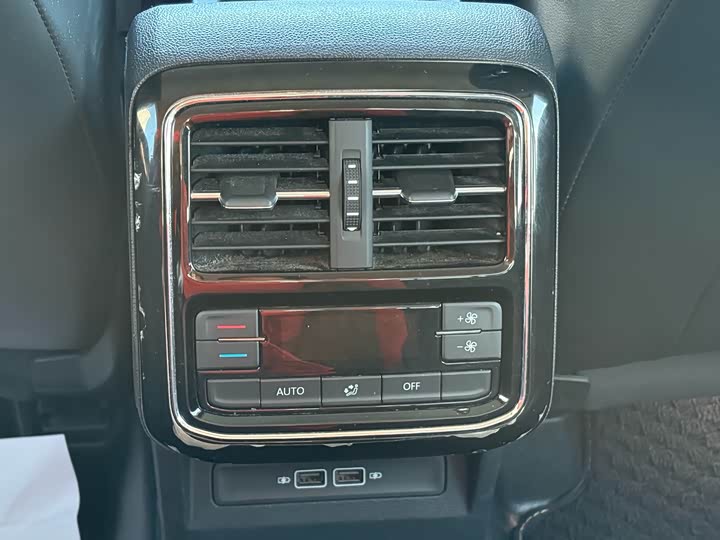 Photo 8 - Volkswagen Passat Hybrid