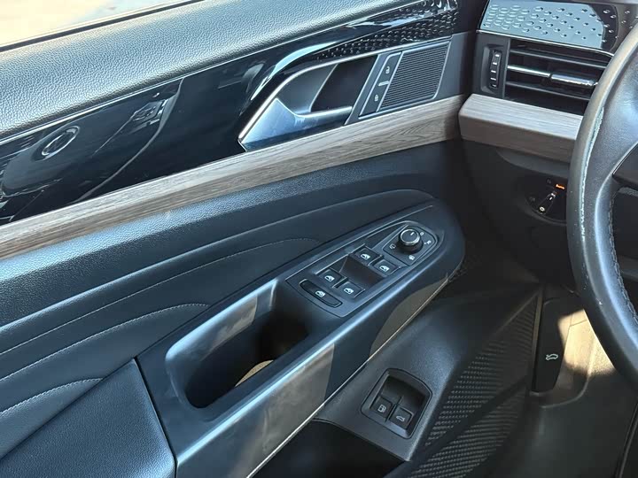 Photo 9 - Volkswagen Passat Hybrid