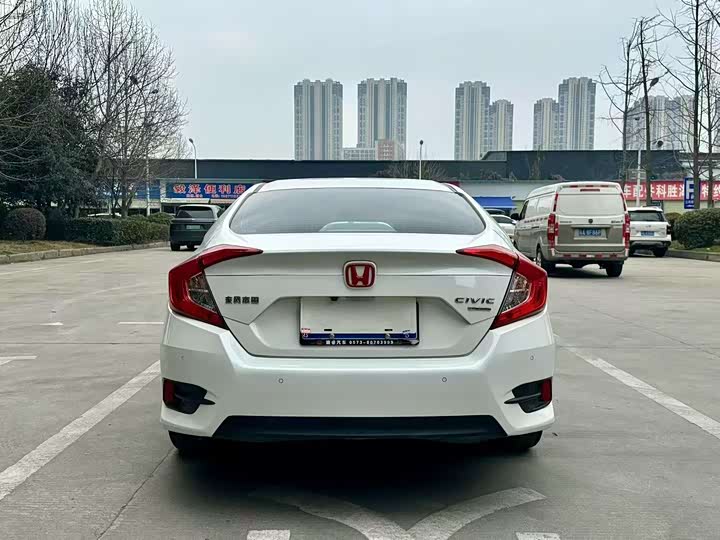 Фото 8 - Honda Civic