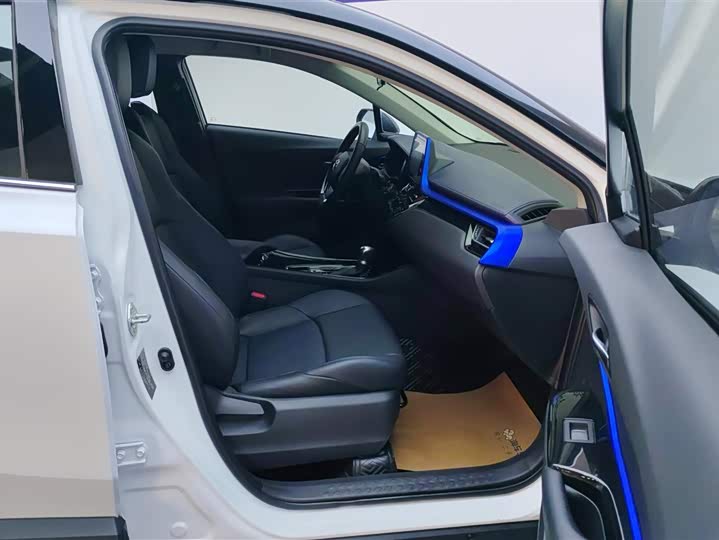 Фото 8 - Toyota C-HR