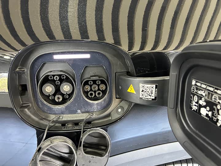 Фото 9 - Mercedes-Benz EQE SUV