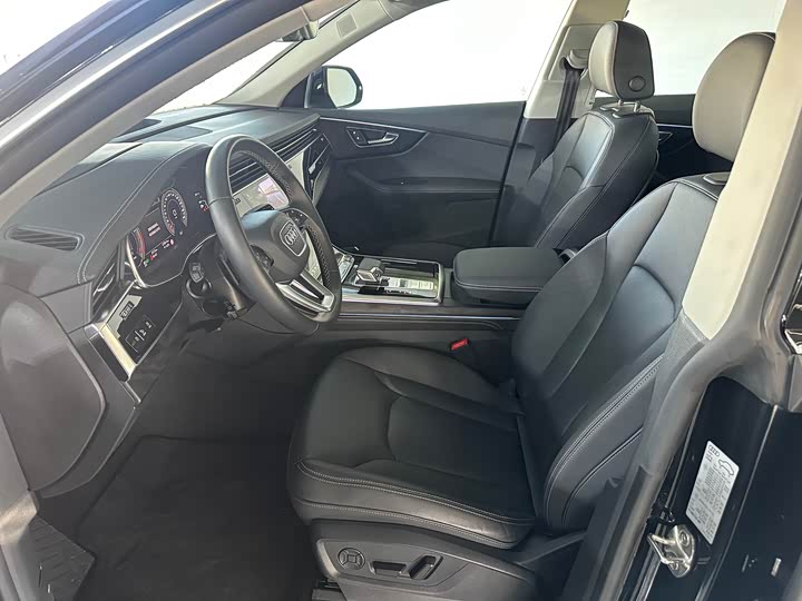 Фото 8 - Audi Q8