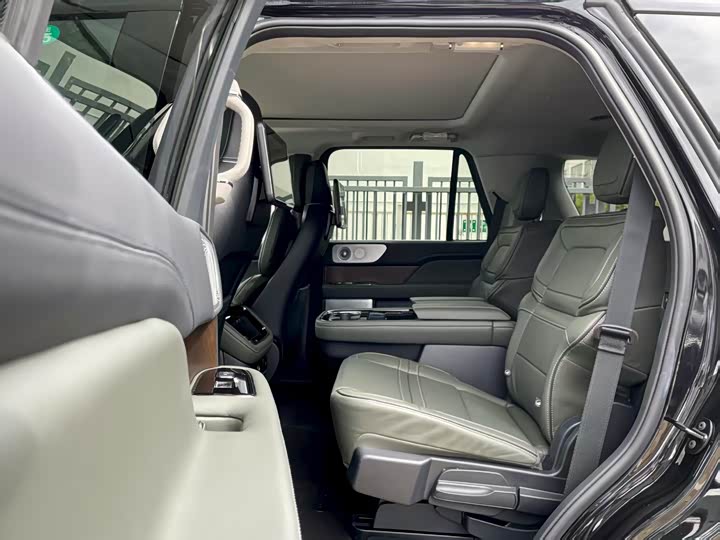 Фото 7 - Lincoln Navigator