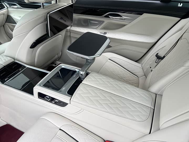 Фото 3 - BMW 7 Series