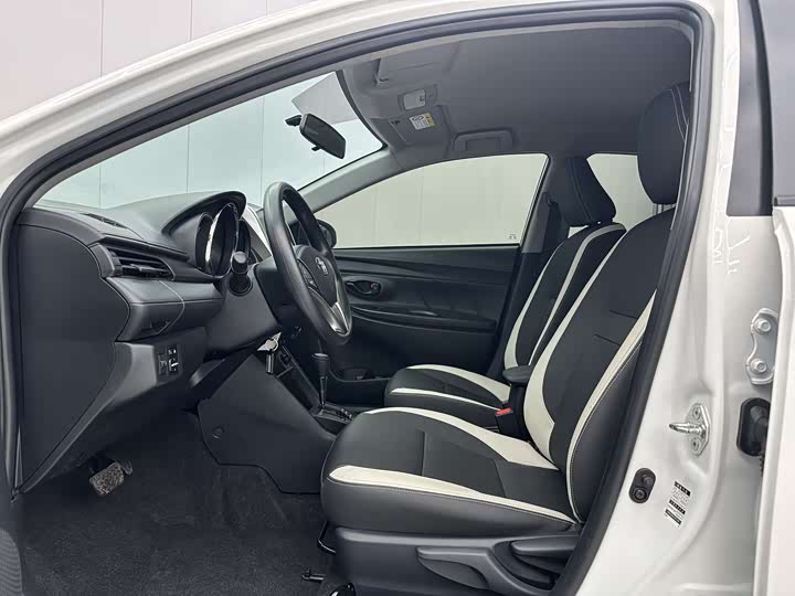 Фото 4 - Toyota Yaris L Hatchback