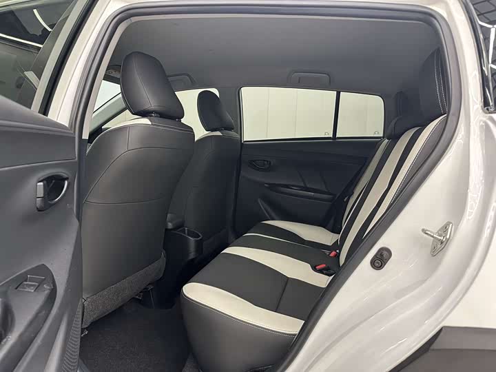 Фото 5 - Toyota Yaris L Hatchback