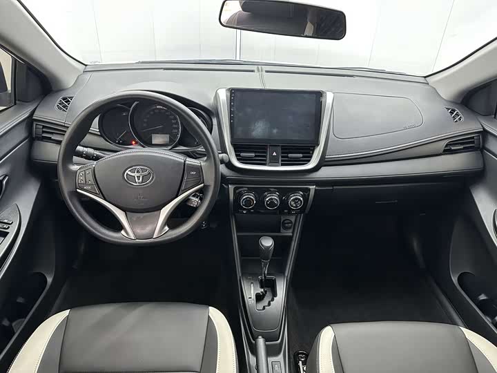 Фото 6 - Toyota Yaris L Hatchback