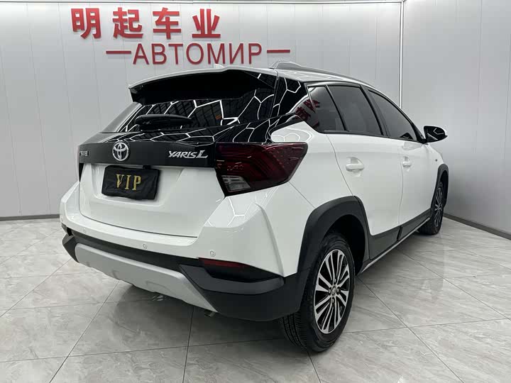 Фото 7 - Toyota Yaris L Hatchback