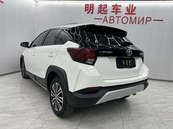 Фото 8 - Toyota Yaris L Hatchback