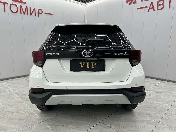 Фото 9 - Toyota Yaris L Hatchback
