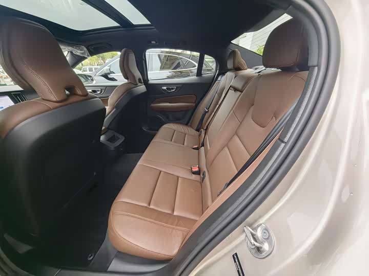 Фото 9 - Volvo S60