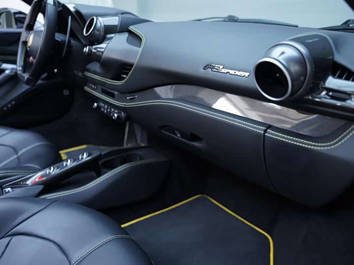 Фото 8 - Ferrari F8