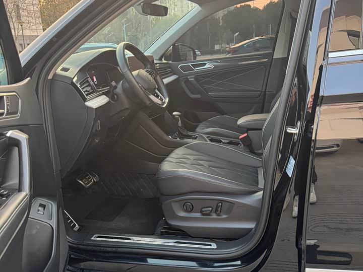 Фото 8 - Volkswagen Tiguan L Pro