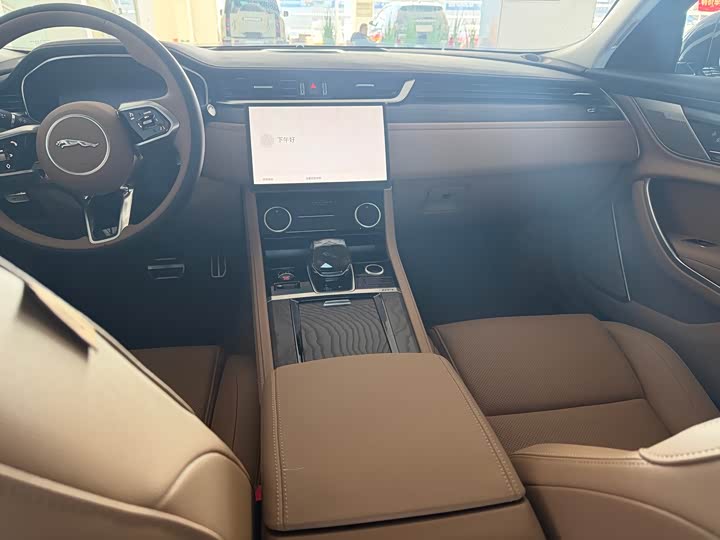 Фото 9 - Jaguar XF L