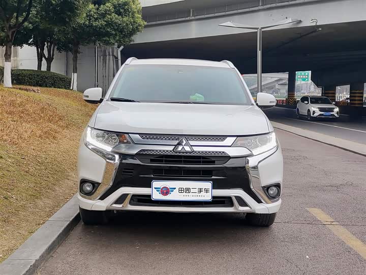 Фото 2 - Mitsubishi Outlander