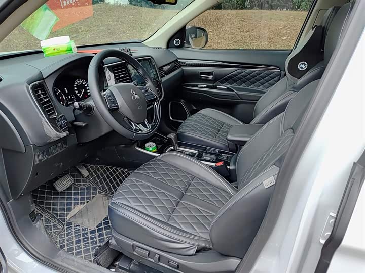 Фото 7 - Mitsubishi Outlander