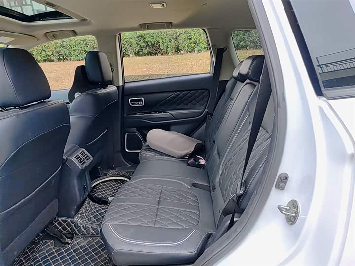 Фото 8 - Mitsubishi Outlander