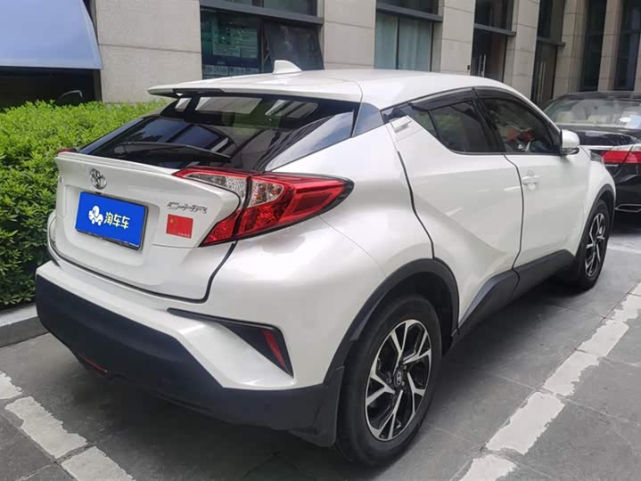 Фото 3 - Toyota C-HR