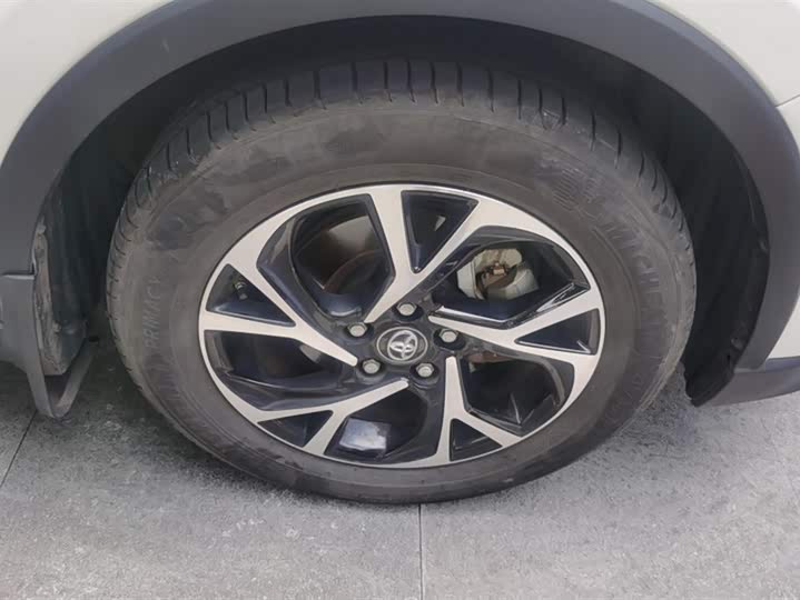 Фото 6 - Toyota C-HR