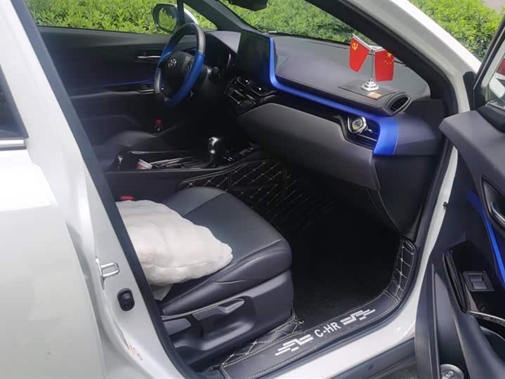 Фото 8 - Toyota C-HR