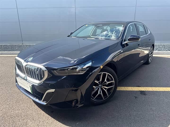 Фото 1 - BMW i5