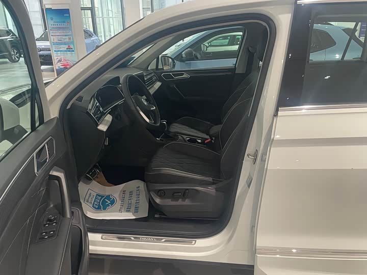 Фото 7 - Volkswagen Tiguan L Pro