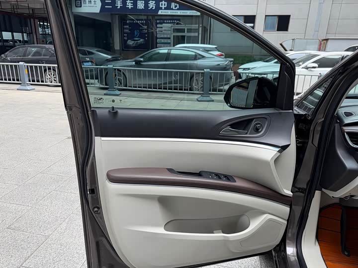 Фото 4 - Buick GL8 ES