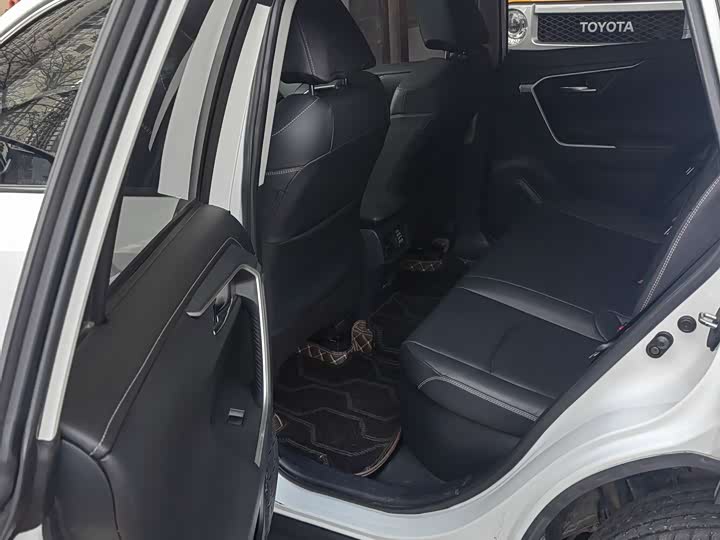 Фото 9 - Toyota RAV4