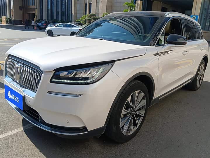 Фото 1 - Lincoln Corsair