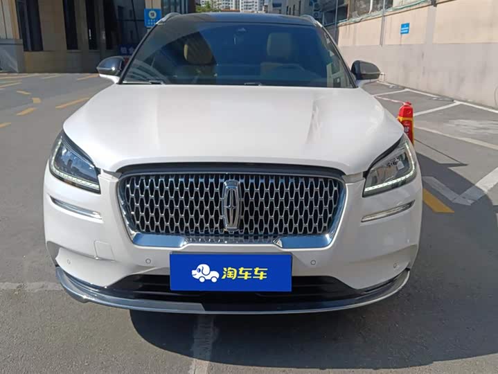 Фото 2 - Lincoln Corsair