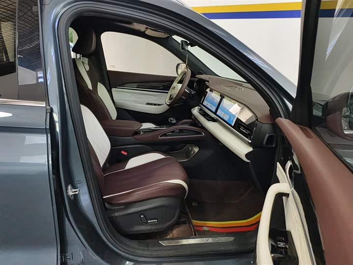 Фото 8 - Geely Monjaro