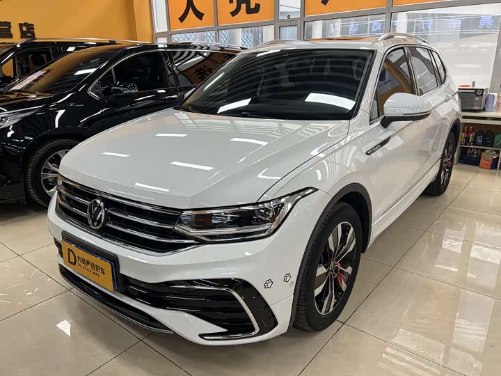 Фото 1 - Volkswagen Tiguan L Pro