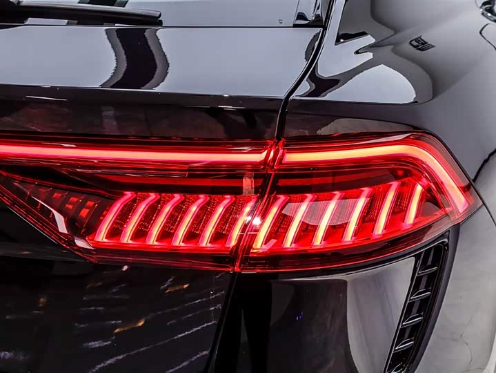 Фото 8 - Audi RS Q8