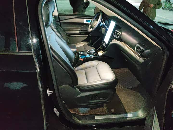 Фото 8 - Ford Explorer