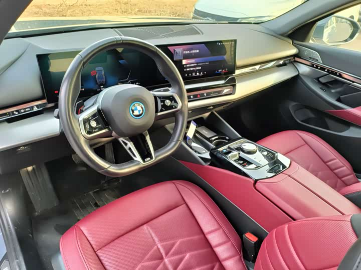 Фото 8 - BMW i5