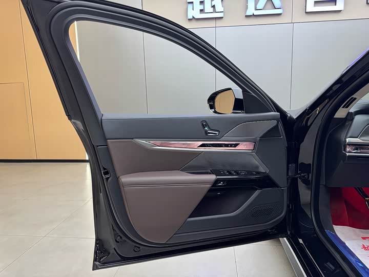 Фото 4 - BMW 7 Series