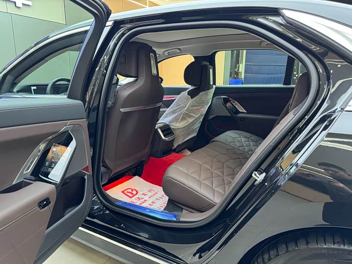 Фото 9 - BMW 7 Series