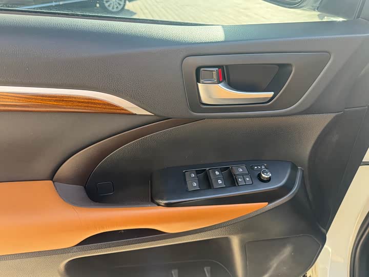 Фото 7 - Toyota Highlander