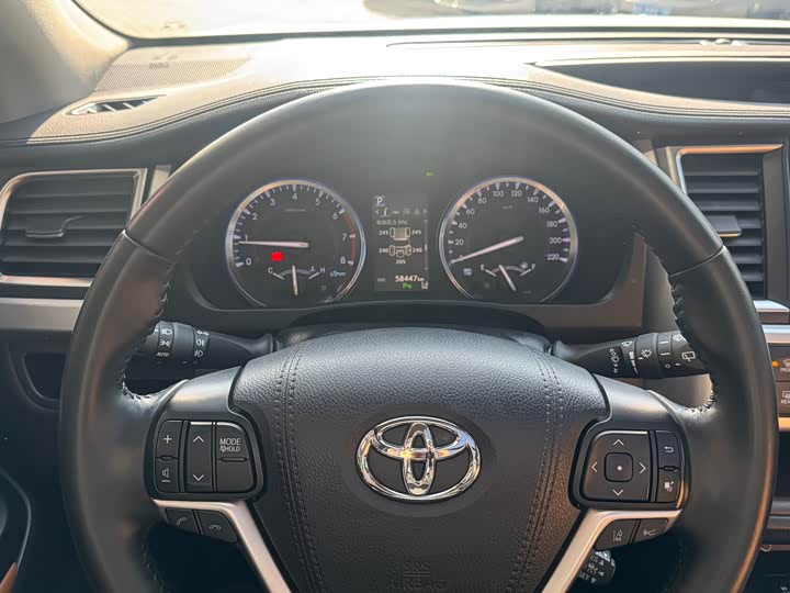 Фото 8 - Toyota Highlander