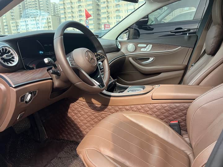 Фото 4 - Mercedes-Benz E-Class