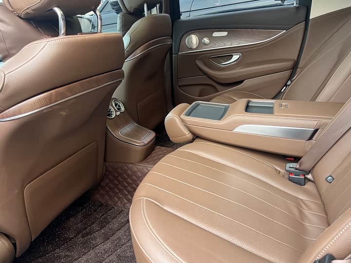 Фото 5 - Mercedes-Benz E-Class