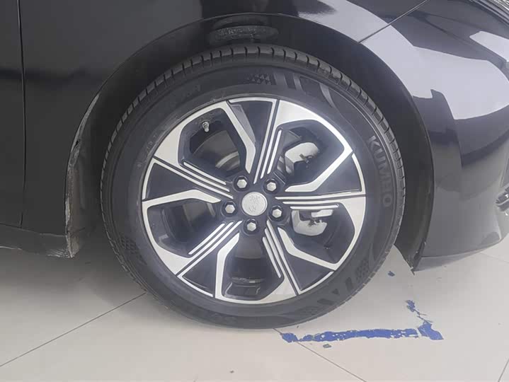 Фото 6 - Hongqi E-QM5