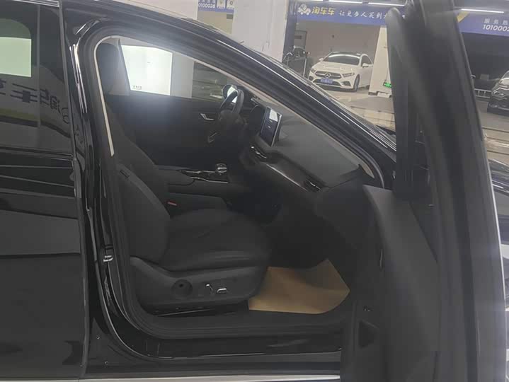 Фото 8 - Hongqi E-QM5