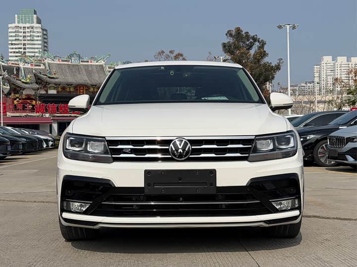 Фото 2 - Volkswagen Tiguan L Pro