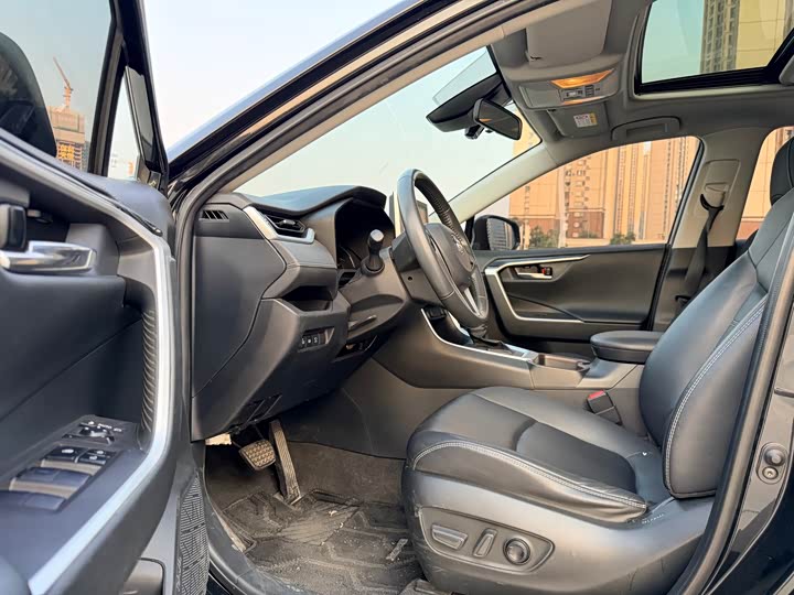 Фото 4 - Toyota RAV4