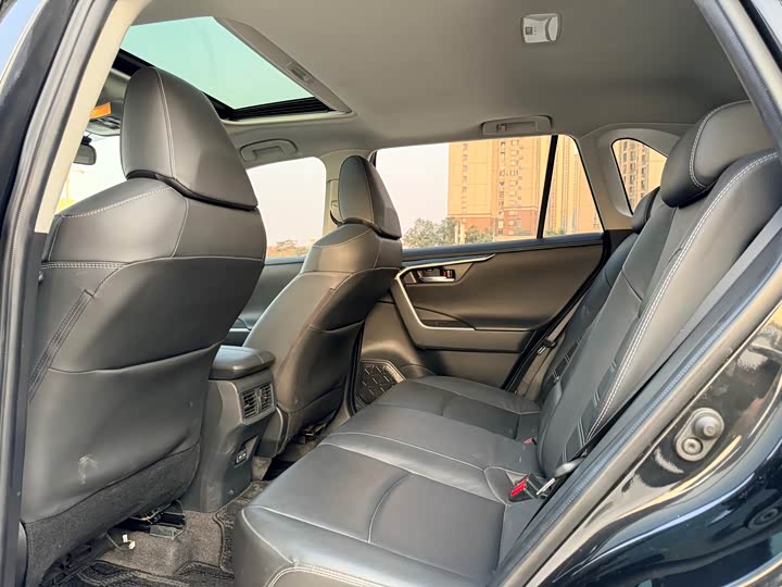 Фото 6 - Toyota RAV4