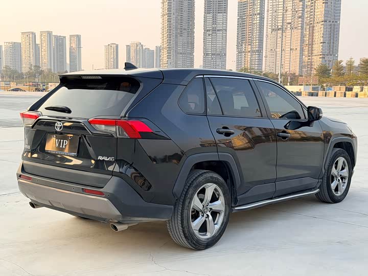 Фото 9 - Toyota RAV4