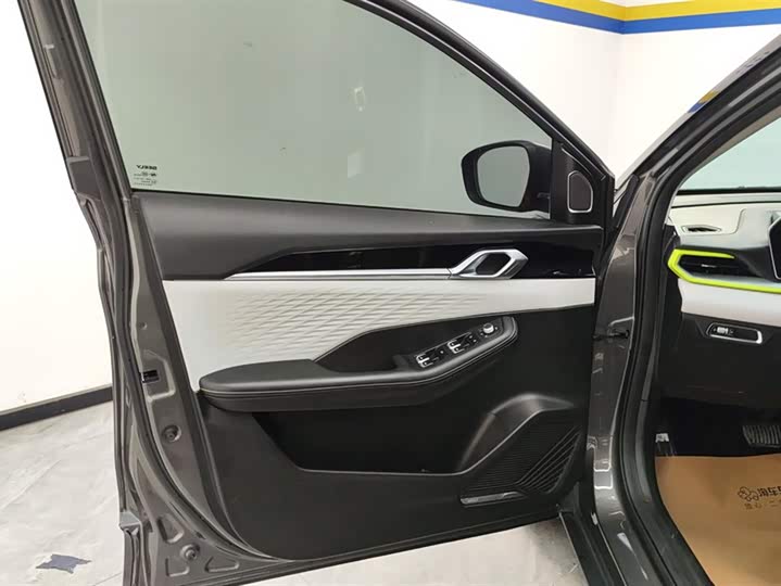 Фото 7 - Geely Coolray