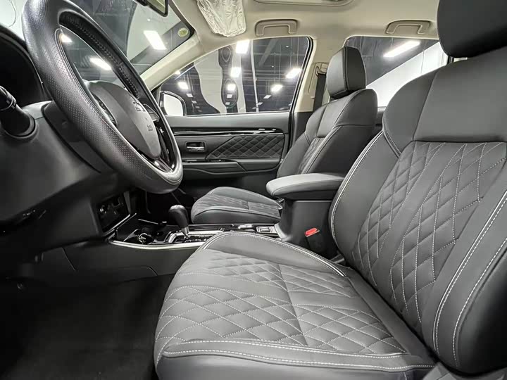 Фото 8 - Mitsubishi Outlander